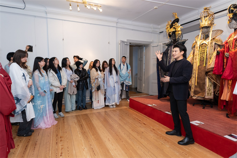 BOB半岛体育《时光流韵·中国戏剧艺术服饰展》在斯德哥尔摩中国文化中心开幕