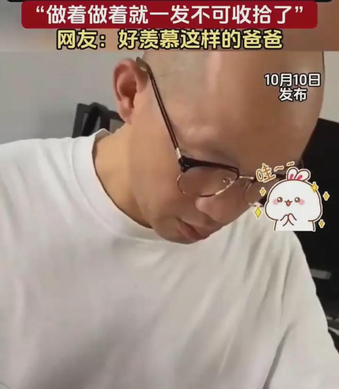 羡慕啊！爸爸亲手给BOB半岛体育女儿缝制100套衣服从设计到剪裁都是纯手工(图2)